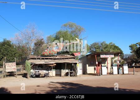 AUSTRALIA, NORTHERN TERRITORY, DALY WATERS, STUART STREET, 06 AGOSTO 2016: Negozio di souvenir e distributore di benzina nelle acque di Daly Foto Stock