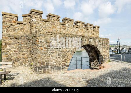 Porta d'acqua medievale conosciuta come Waterpoortje (Wyck) sul lungomare accanto al fiume Maas (Mosa), costruzione con le sue mura di pietra nella città di Maastr Foto Stock