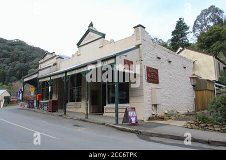 AUSTRALIA, VICTORIA, WALHALLA, MAIN STREET, 20 AGOSTO 2016: Negozi e Walhalla Coffee presso la Main Street di Walhalla in Australia Foto Stock