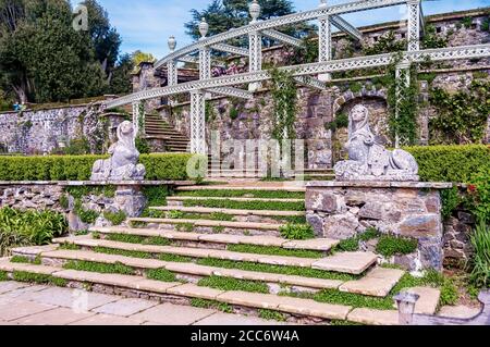 Galles, Regno Unito - 16 maggio 2012: Statue della sfinge sulla terrazza rosa di Bodnant Gardens Conwy, Galles del Nord, con gradini per la terrazza inferiore giglio. Foto Stock