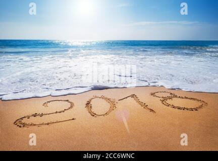 L'anno vecchio 2018 scade il concetto tropicale di sabbia. L'immagine di concetto di lettering della spiaggia dell'oceano Foto Stock