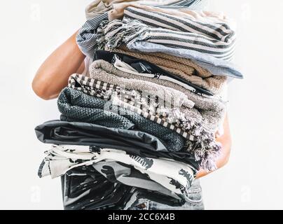 Grande pelo grigio e beige lavanderia in donne mani vicine immagine su sfondo bianco Foto Stock