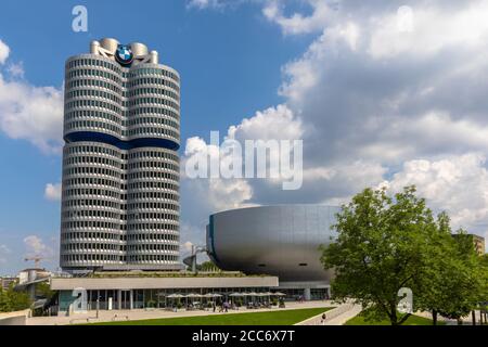 Monaco di Baviera, Germania - 9 giugno 2018 - Vista esterna dell'edificio degli uffici e del museo della BMW (Bayerische Motoren Werke), una famosa automobile e motore Foto Stock