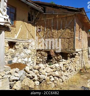 Una vecchia casa di villaggio ad Amasya. Muro di mattoni di fango. Case di Adobe. Foto Stock