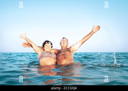 Una coppia alta caucasica felice gode la loro vacanza di mare sopra la spiaggia Foto Stock