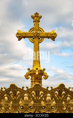 Corona dorata e croce della cupola della Basilica di nostra Signora del Rosario di Lourdes, Francia. Foto Stock