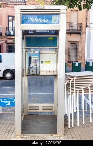 Huelva, Spagna - 16 agosto 2020: Cabina telefonica della società telefonica nel centro città PF Valverde del Camino. Uno dei vecchi e inutili telefoni pubblici t Foto Stock