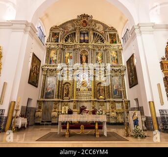 Huelva, Spagna - 17 agosto 2020: Altare maggiore della Parrocchia di nostra Signora del Rest (Parroquia de Nuestra Senora del Reposo) a Valverde del Camino, Huelva pro Foto Stock