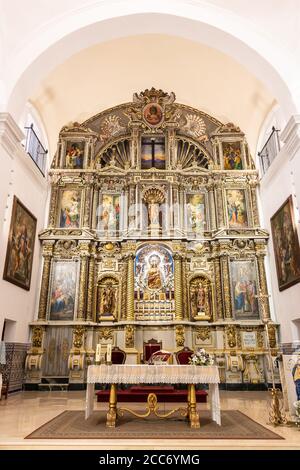 Huelva, Spagna - 17 agosto 2020: Altare maggiore della Parrocchia di nostra Signora del Rest (Parroquia de Nuestra Senora del Reposo) a Valverde del Camino, Huelva pro Foto Stock