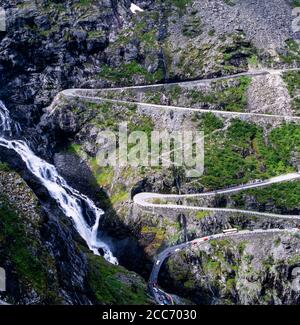 Il passo di Trollstigen e la cascata di Stigfossen, vicino a Åndalsnes, Møre og Romsdal, Norvegia Foto Stock