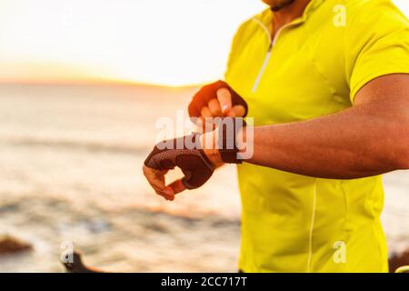 Sport smartwatch fitness tracking app triathlon man biking analisi dei dati della gara. Salute e fitness cardiofrequenzimetro Foto Stock