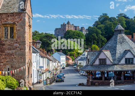 Storico mercato del filato e castello nel villaggio di Dunster, Exmoor National Park, Somerset, Inghilterra Foto Stock