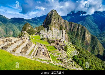 Rovine dell'antica città di Machu Picchu con Huayna Picchu alle spalle, Valle Sacra, Perù Foto Stock