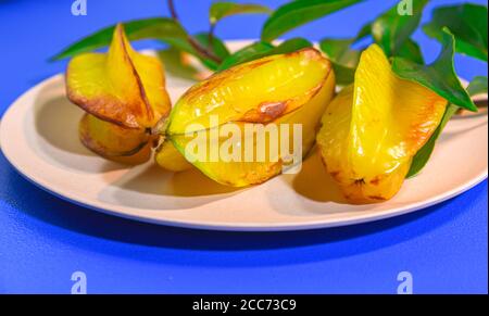 carambola frutta. Di colore giallo, la carambola (Averrhea carambola) si distingue dal resto del frutto per il suo aspetto diverso e il sapore unico. Foto Stock