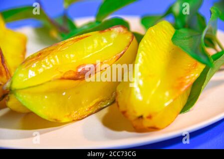 carambola frutta. Di colore giallo, la carambola (Averrhea carambola) si distingue dal resto del frutto per il suo aspetto diverso e il sapore unico. Foto Stock