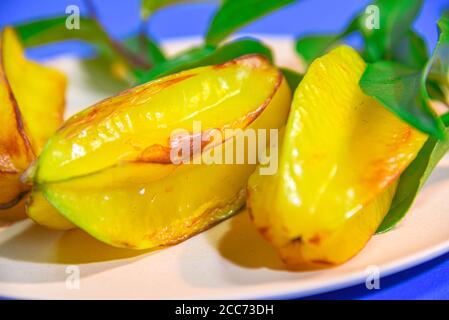 carambola frutta. Di colore giallo, la carambola (Averrhea carambola) si distingue dal resto del frutto per il suo aspetto diverso e il sapore unico. Foto Stock