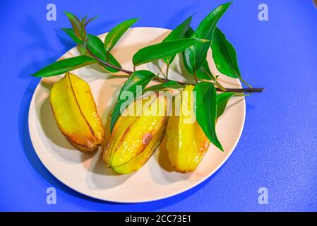 carambola frutta. Di colore giallo, la carambola (Averrhea carambola) si distingue dal resto del frutto per il suo aspetto diverso e il sapore unico. Foto Stock