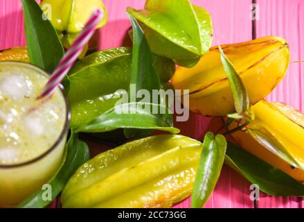 Succo di carambola (Averrhea carambola) in foto con messa a fuoco selettiva. Il succo di carambola è a basso contenuto calorico e ricco di vitamina A, fibra, acqua e potassi Foto Stock