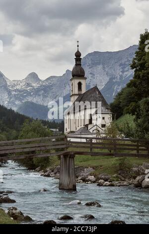 Chiesa di San Sebastiano con ruscello e paesaggio alpino a Ramsau vicino Berchtesgaden, Germania Foto Stock