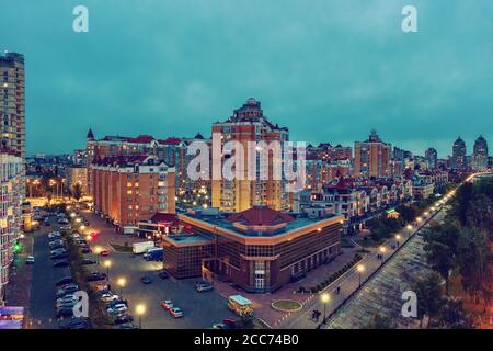 Vista aerea notturna sulla zona di Obolon della città di Kiev con illuminazione. Scatto con drone volante. Foto Stock