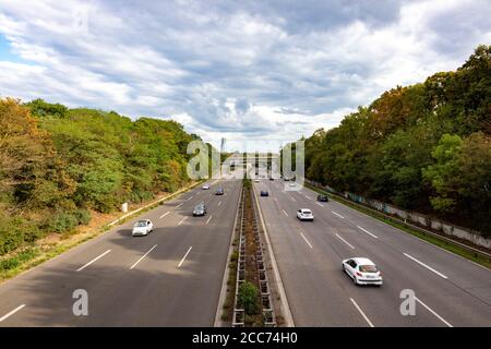 Colonia, NRW, Germania, 08 17 2020, traffico sull'autostrada A56, retroilluminazione rossa, camion e auto, sfocatura del movimento, all'aperto Foto Stock