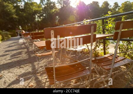 vista prospettica dei tavoli in un ristorante all'aperto, birreria all'aperto, giornata suuny Foto Stock