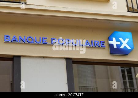 Bordeaux , Aquitaine / Francia - 08 15 2020 : testo e logo Banque populaire per agenzia francese banca Foto Stock