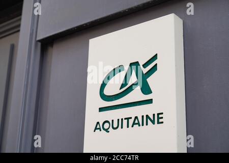 Bordeaux , Aquitaine / Francia - 08 16 2020 : ca credit agricole Aquitaine logo e testo segno sulla strada agenzia bancaria francese ufficio segnaletica banca Foto Stock