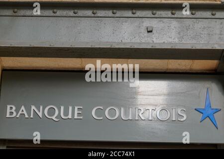 Bordeaux , Aquitaine / Francia - 08 16 2020 : testo della stella di Banque Courtois e segno del logo sulla parete dell'agenzia della banca francese Foto Stock