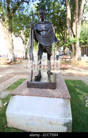 Salvador, Brasile. 19 agosto 2020. Statua di Mahatma Gandhi, in Salvador, (BA). Scolpita in India, inviata dal governo indiano, la statua di Mahatma Gandhi arrivò nella capitale bahiana nel 2018, in riconoscimento di Afoxé Filhos de Gandhy per gli omaggi pagati al leader indiano. Nella foto, la statua di Mahatma Gandhi, installata a Praça da Inglaterra, distretto di Comércio, di fronte all'Ufficio centrale della posta. Credit: Mauro Akiin Nassor/FotoArena/Alamy Live News Foto Stock