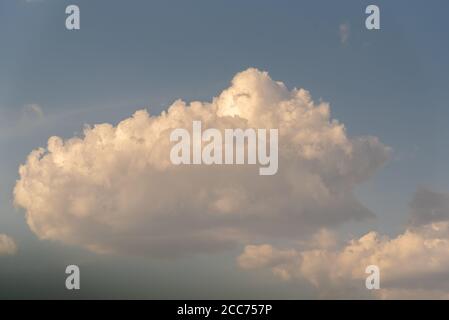 Cloud Cumulunimbus. Cieli sudamericani. Fenomeno meteorologico. Nuvola piovosa. Cielo blu con formazioni a gas. Foto Stock