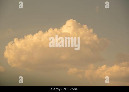 Cloud Cumulunimbus. Cieli sudamericani. Fenomeno meteorologico. Nuvola piovosa. Cielo blu con formazioni a gas. Foto Stock