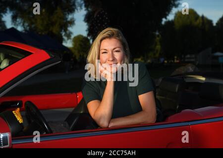 Monaco, Germania. 19 agosto 2020. L'attrice Genija Rykova si presenta prima della prima mondiale della seconda stagione di Servus Baby al cinema all'aperto all'Olympiasee al Filmfest München Pop Up. Credit: Felix Hörhager/dpa/Alamy Live News Foto Stock