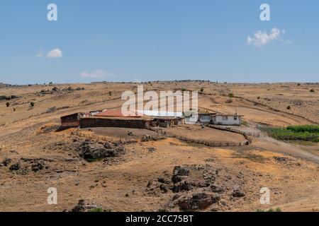 Un rifugio per pecore e la casa del pastore nella steppa, Ankara, Turchia Foto Stock