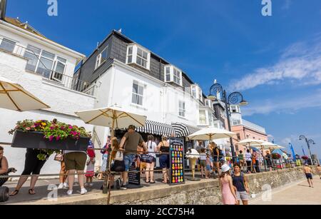 Trafficata passeggiata lungomare Marine Parade a Lyme Regis, una popolare località balneare sulla Costa Jurassic a Dorset, Inghilterra sud-occidentale Foto Stock