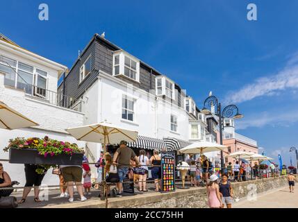 Trafficata passeggiata lungomare Marine Parade a Lyme Regis, una popolare località balneare sulla Costa Jurassic a Dorset, Inghilterra sud-occidentale Foto Stock