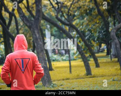 Un ragazzo in giardino . Inverno, estate. Foto Stock