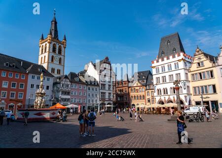 Case, skyline al mercato principale nel centro della città di Treviri, Petrusbrunnen fontana, Renania-Palatinato, Germania Foto Stock