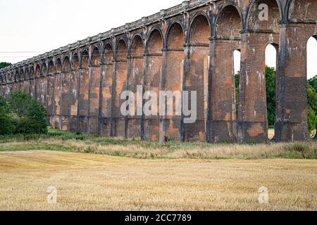 Il Viadotto di Ouse Valley (Viadotto di Balcombe) che porta la linea ferroviaria di Londra a Brighton sul fiume Ouse a Sussex, Regno Unito Foto Stock