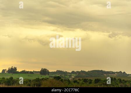 Pampa biome regione nel sud del Brasile. Crepuscolo nei campi e nelle fattorie dello Stato del Rio Grande do sul. Nuvole di pioggia all'orizzonte. Cielo drammatico. Sunse Foto Stock