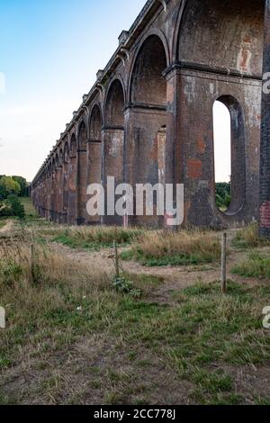 Il Viadotto di Ouse Valley (Viadotto di Balcombe) che porta la linea ferroviaria di Londra a Brighton sul fiume Ouse a Sussex, Regno Unito Foto Stock