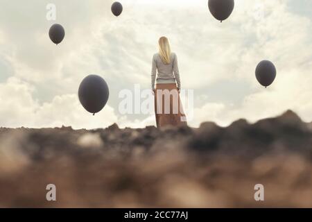 donna solitaria che cammina verso l'infinito in un luogo surreale Foto Stock