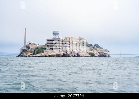 L'isola di Alcatraz, in precedenza sede di una prigione ad alta sicurezza, ora è un monumento storico nazionale aperto per escursioni a San Francisco, California Foto Stock