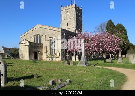 Chiesa di St Andrews a Shrivenham, Oxfordshire sotto il sole Foto Stock