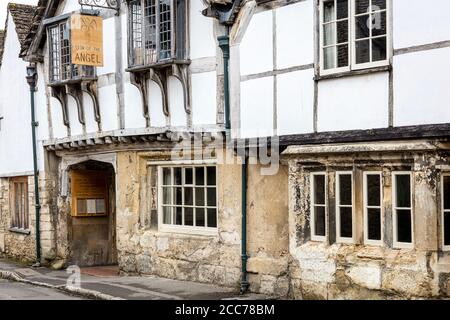 Facciata anteriore a segno dell'Angelo - una locanda di istruire 15 ° secolo, Lacock, Wiltshire, Inghilterra, Regno Unito Foto Stock