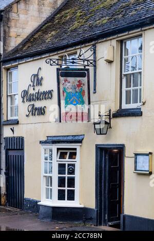 Il 15 ° secolo Plaisterers Arms ristorante e locanda lungo la High Street a Winchcombe, Gloucestershire, Inghilterra, Regno Unito Foto Stock