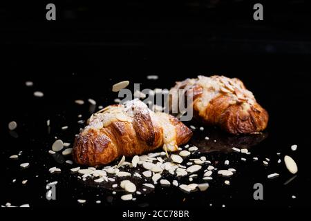 Croissant con cioccolato. Dolci fatti in casa, croissant cosparsi di polvere e cereali. Foto Stock