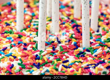 immagine dettagliata di caramelle spruzzate su una torta di compleanno Foto Stock