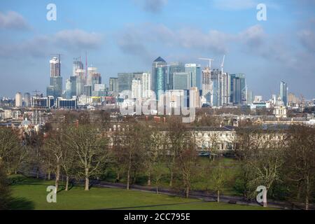 Londra, Regno Unito - 02 febbraio 2019: Banche e società finanziarie grattacieli a Canary Wharf - distretto finanziario capitale del Regno Unito, al sole presto Foto Stock