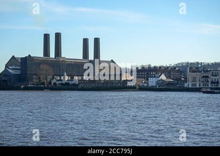 Londra, Regno Unito - 03 febbraio 2019: Lato sud del fiume Tamigi panorama nel quartiere di Greenwich, con il Trinity Hospital edificio sulla sinistra, photogra Foto Stock